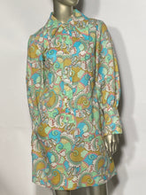Early 1970s Green Textured 2 Piece Polyester Belted Mini Paisley Shift Dress