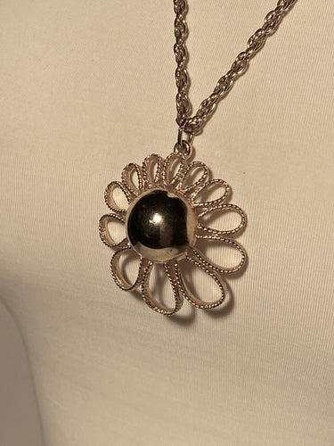1970s Gold Colored Floral Daisy Medallion Necklace