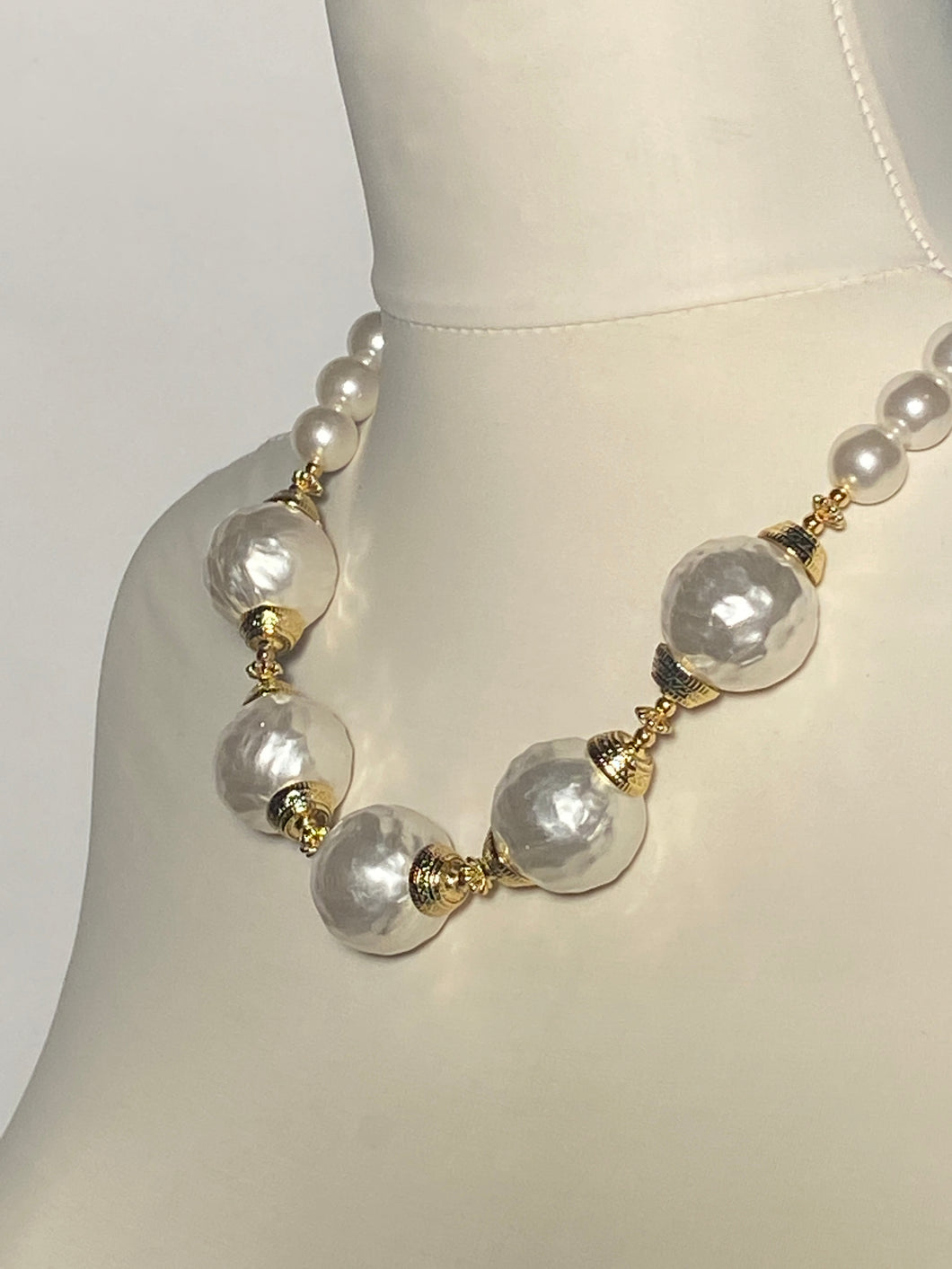 1980s Faux pearly Necklace Large Ball Center