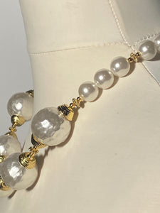 1980s Faux pearly Necklace Large Ball Center